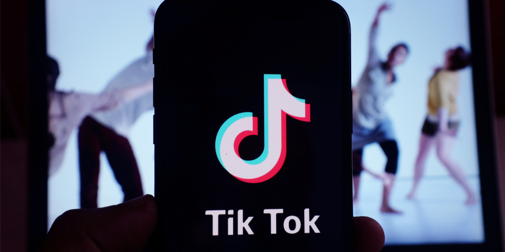 TikTok下载量首次超脸书成世界第一；爱德曼中国加强管理团队 | 社交媒体和传播业周报