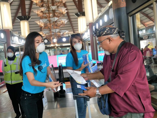 The Traveloka Team was distributing N95 masks to international passengers in the boarding room at Terminal 2F of Soekarno-Hatta International Airport. (Photo: Traveloka) 