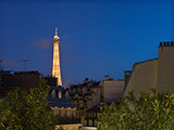 巴黎耶尔富凯酒店Le Fouquet’s Paris套房的全景天台，邀您欣赏夜幕下浪漫的埃菲尔铁塔！
