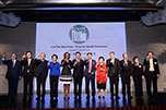 El Dr. LUI Che Woo (centro) e invitados brindan por la inauguración de los premios LUI Che Woo Prize. 